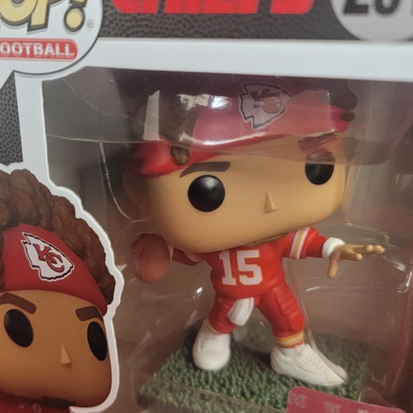 Patrick Mahomes II funko # 251 (nib) With pop protector - Picture 3 of 7